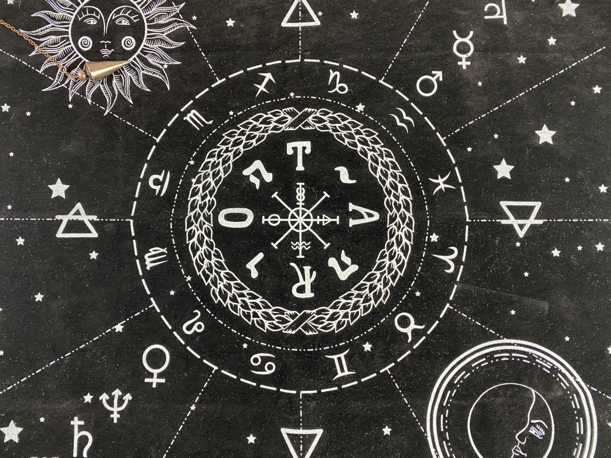 Les différents signes astrologiques compatibles avec le signe de la balance