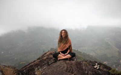 Les pratiques de yoga pour la télékinésie : développer la souplesse physique et mentale pour mieux maîtriser l’énergie